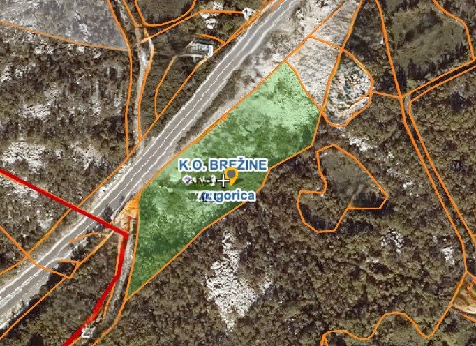 Prodaje se veci plac uz magistralu, sa dozvolom za privremeni ili montazni objekat , Brežine, Podgorica